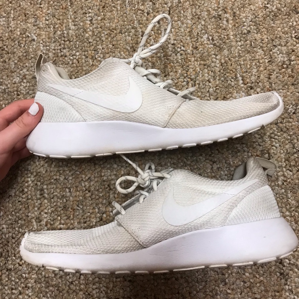 White nike roshe runs